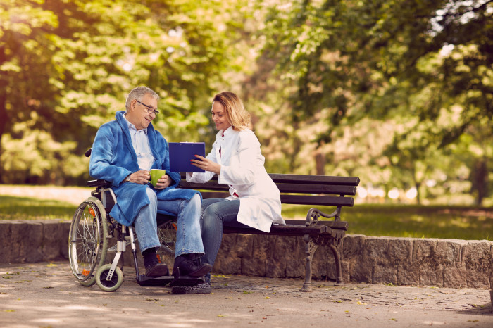 Seniors : comment financer une aide à domicile